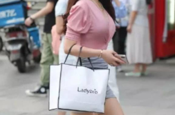街拍汉服豪车小姐姐视频,街拍汉服豪车小姐姐,时尚与传统碰撞之美