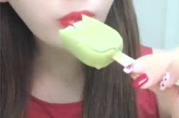 小姐姐吃脆皮小雪糕吗,小姐姐的脆皮小雪糕美味之旅