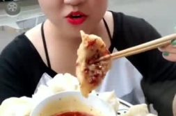 小姐姐吃酸萝卜牛肉饺子,小姐姐的独特美食体验